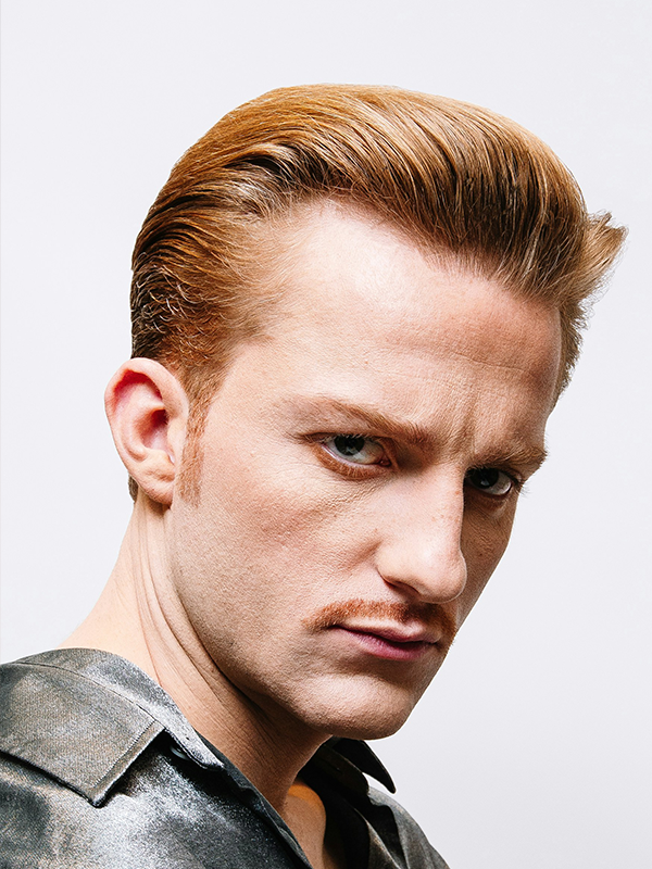 Slick back middle part, hår med bena i mitten och lagt bakåt
